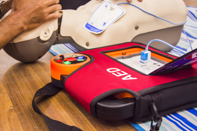 Aed defibrilator je naprava, ki rešuje življenja